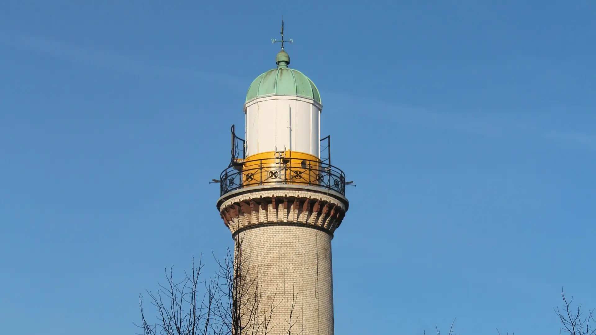 Leuchtturm an der Ostseeküste – klar und geerdet